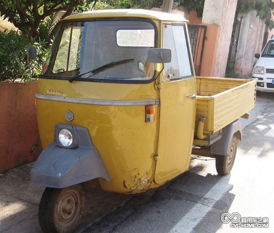  同時(shí)期意大利比亞喬-大猩猩（PIAGGIO-ape)