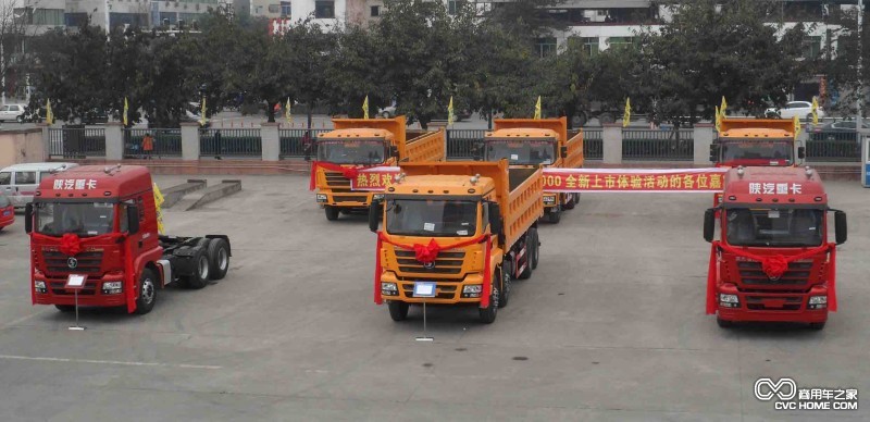 會場外陜汽展車—德龍新M3000重卡