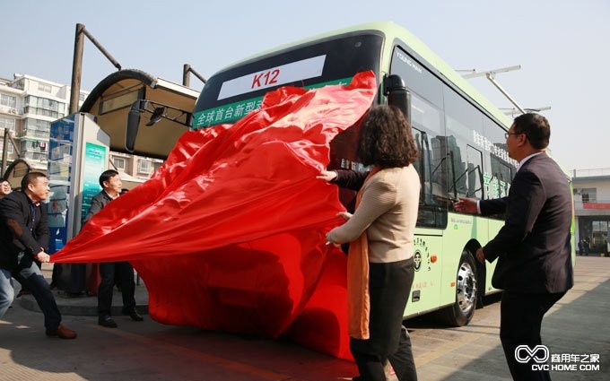 新型動(dòng)力電池青年純電動(dòng)公交試運行獲贊 商用車(chē)網(wǎng)報道