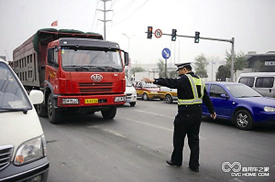 長(cháng)春交警嚴查貨車(chē)違法 請車(chē)主按規范整改車(chē)輛 商用車(chē)之家