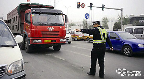 商用車(chē)之家 長(cháng)春交警嚴查貨車(chē)違法