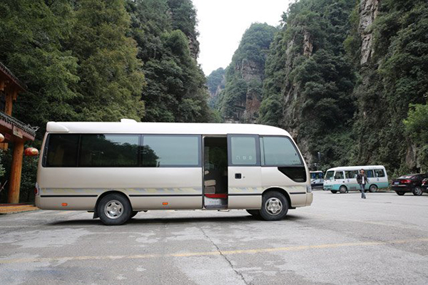 側圍裝飾條不但有效保護車身側圍受到意外摩擦，同時增添車身側圍美觀性 商用車