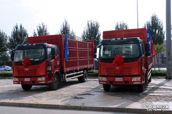 J6L運(yùn)糧車采用237x75x（7+4）mm雙層高強(qiáng)度車架，一汽原廠匹配的拉糧不漲車廂和解放成熟的435型10噸級(jí)后橋。 解放J6L