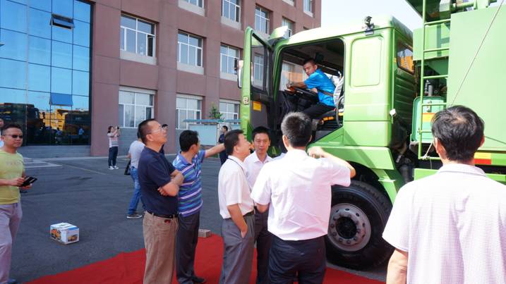 陜汽工作人員向各位領(lǐng)導介紹陜汽渣土車(chē)優(yōu)勢.jpg