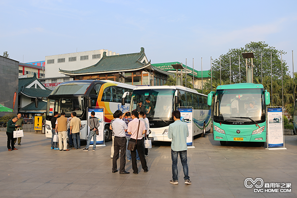 領(lǐng)導及嘉賓參觀(guān)福田歐輝展車(chē).png