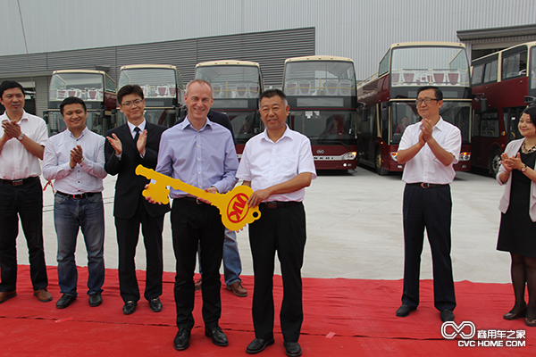 圖片二：安凱客車(chē)總經(jīng)理童永向客戶(hù)交付新車(chē)鑰匙.png