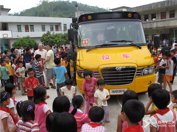 海格快樂(lè )校車(chē)開(kāi)往廣東信宜.JPG