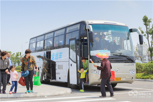 走下園博會(huì)專線車，游客們的內(nèi)心滿是期待.jpg