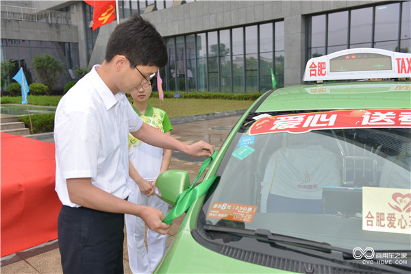 系上綠色帶是“愛(ài)心送考車(chē)”的標志.JPG