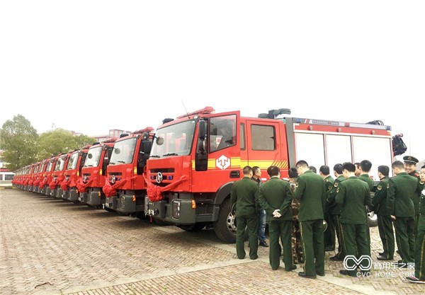 中國智造原廠(chǎng)四門(mén)消防車(chē)首批交付消防部門(mén)2.jpg