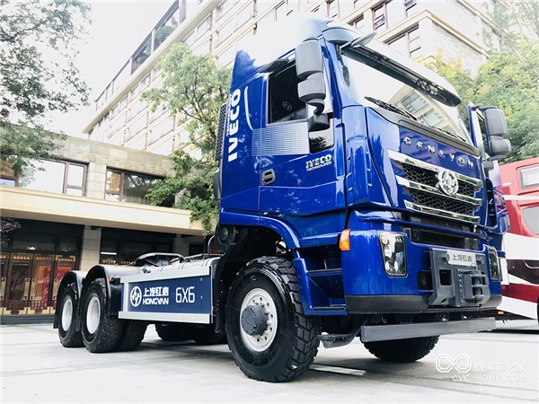 智能網(wǎng)聯(lián)6×6全驅大件運輸車(chē).jpg